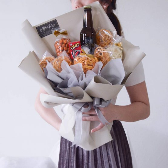 A Ginger Beer, a mini UNO Card with Local Snacks in Bouquet Style, creative idea by AFTERRAINFLORIST