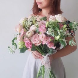 Elegant style hand-tied fresh bridal bouquet by AfterRainFlorist