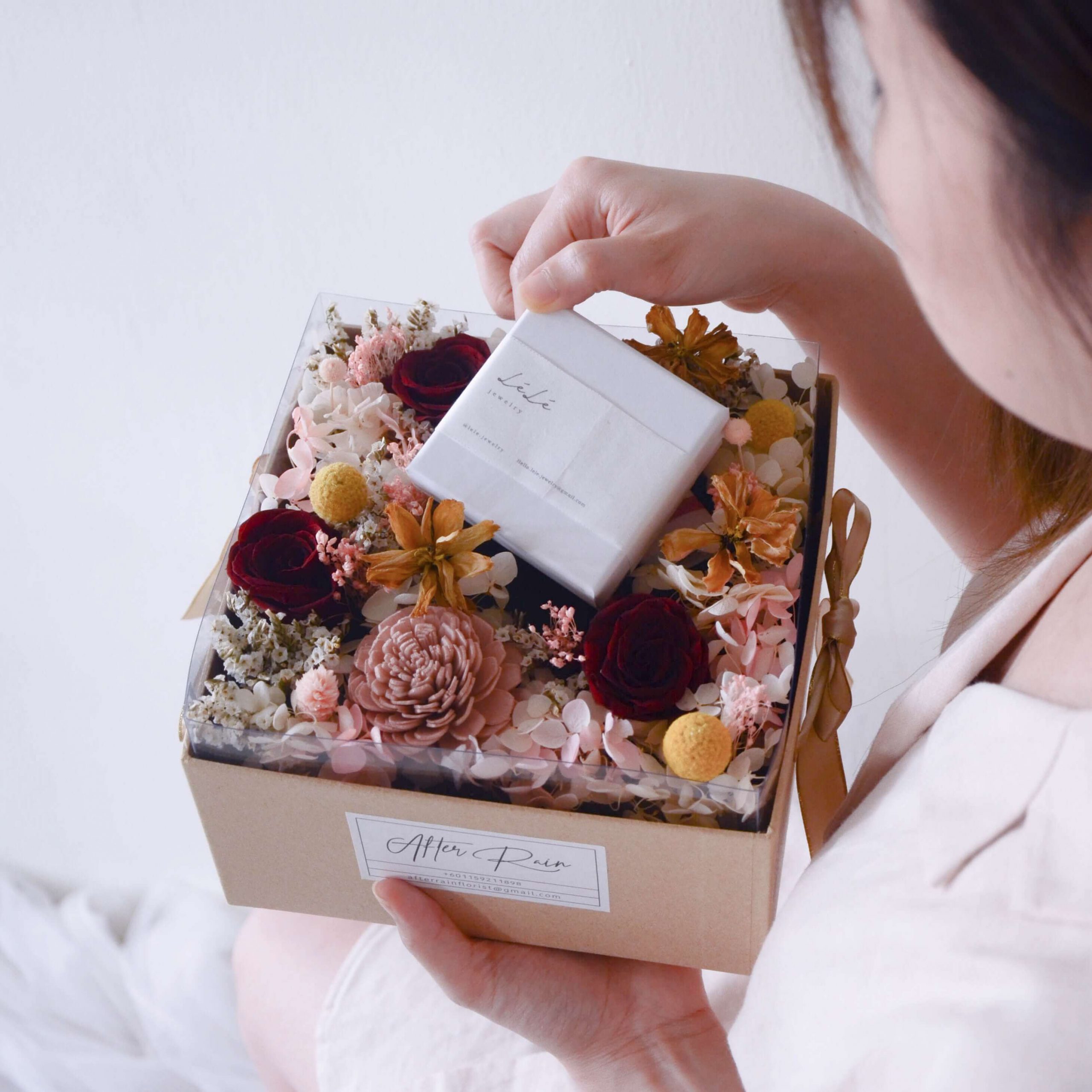 Pandora Preserved & Dried Flower Box by AfterRainFlorist. PJ Flower Delivery Preserved flower box with lele jewelry collaboration by AfterRainFlorist, PJ Flower Delivery